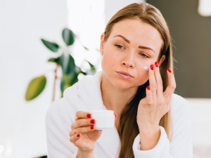 Natural wrinkle reducing and age defence face care with organic skin care products